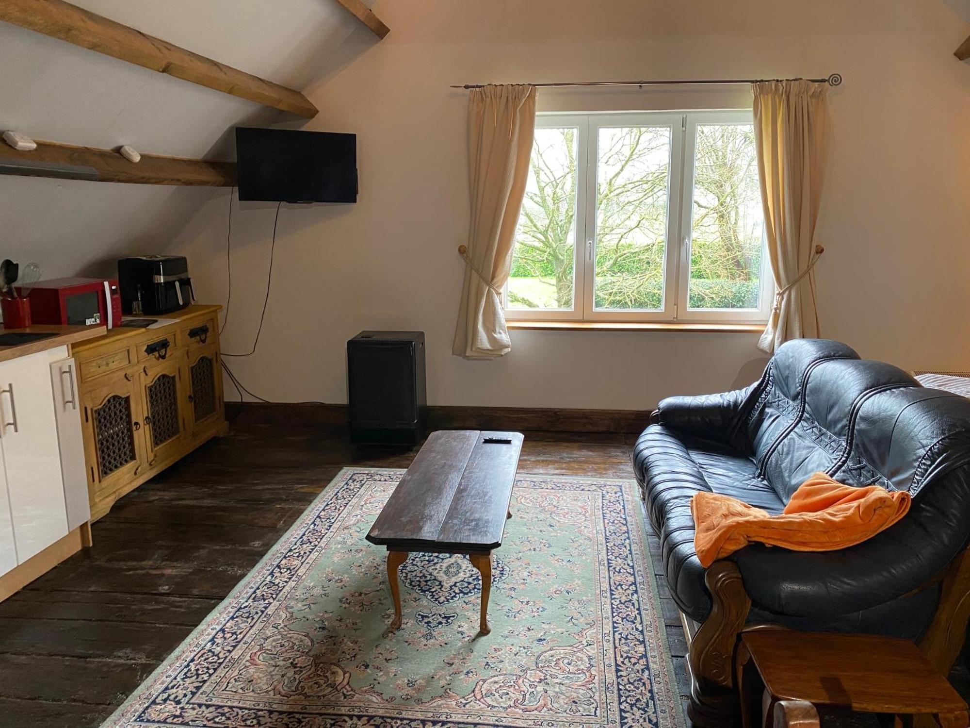 Spacious, Rustic Studio Space For 2 Persons Saint-Cyr-du-Bailleul Buitenkant foto