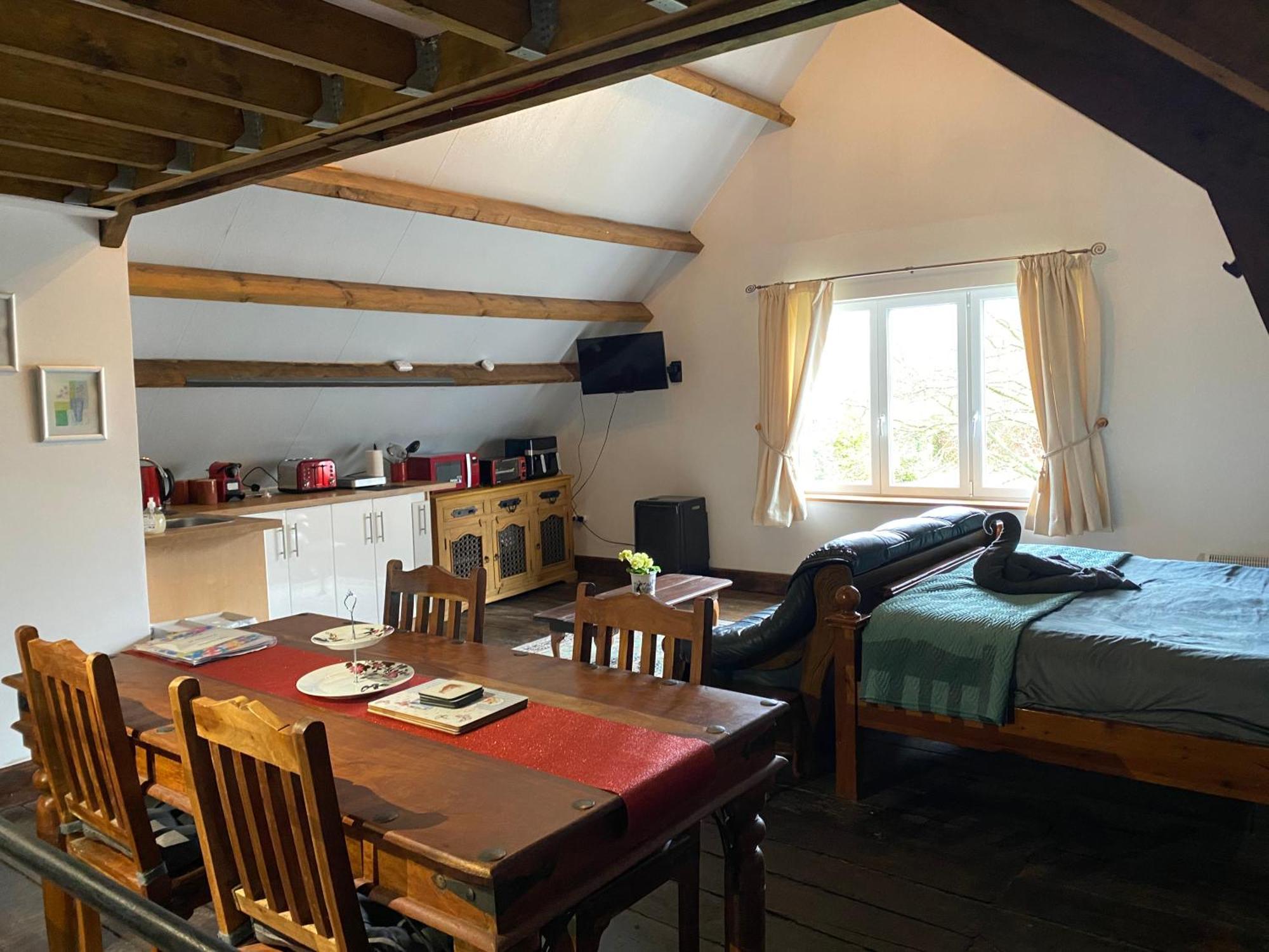 Spacious, Rustic Studio Space For 2 Persons Saint-Cyr-du-Bailleul Buitenkant foto
